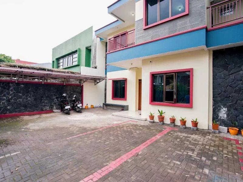 Oyo 3029 Diamond Cisitu Syariah Hotel